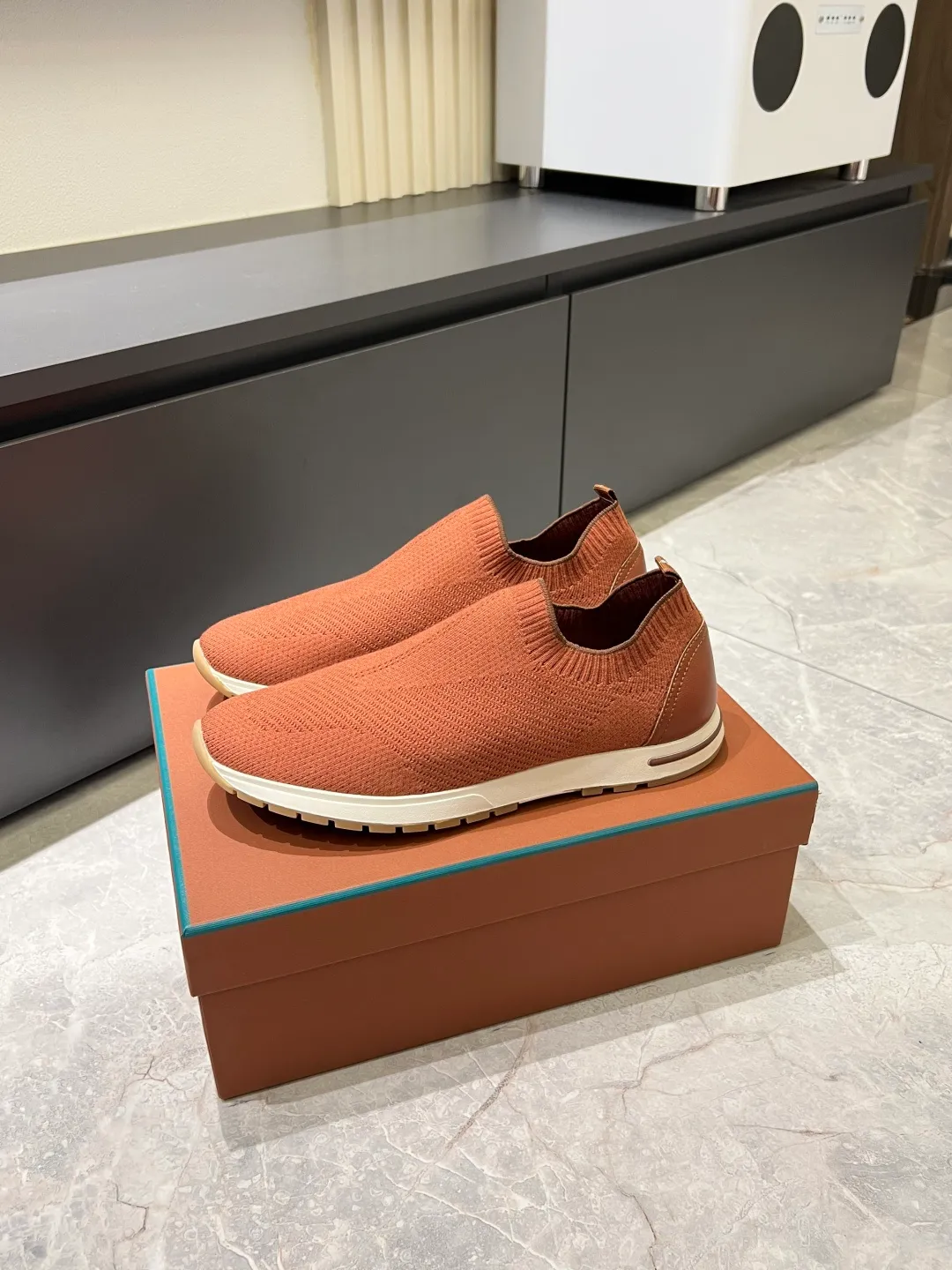 Men's Men's Shoes 💰p380 Loro Men's Shoes 💰piana/Noyo Piana 360 L Men's Shoes 💰p Flexy Walk Men's Sports Shoes These sports shoes are made of knitted wool uppers, and the heel is wrapped in smooth calf leather. Merino sheep are selected from Australia and New Zealand. The upper is machine-woven like a sweater, and then equipped with a white rubber outsole and a Kummel-colored sole. It is both beautiful and non-slip. The fabric is 100% cashmere and the insole is calf leather. It is super comfortable on the feet! Comes with full original packaging! Multiple colors available! Size: 38-44 (45 customized)